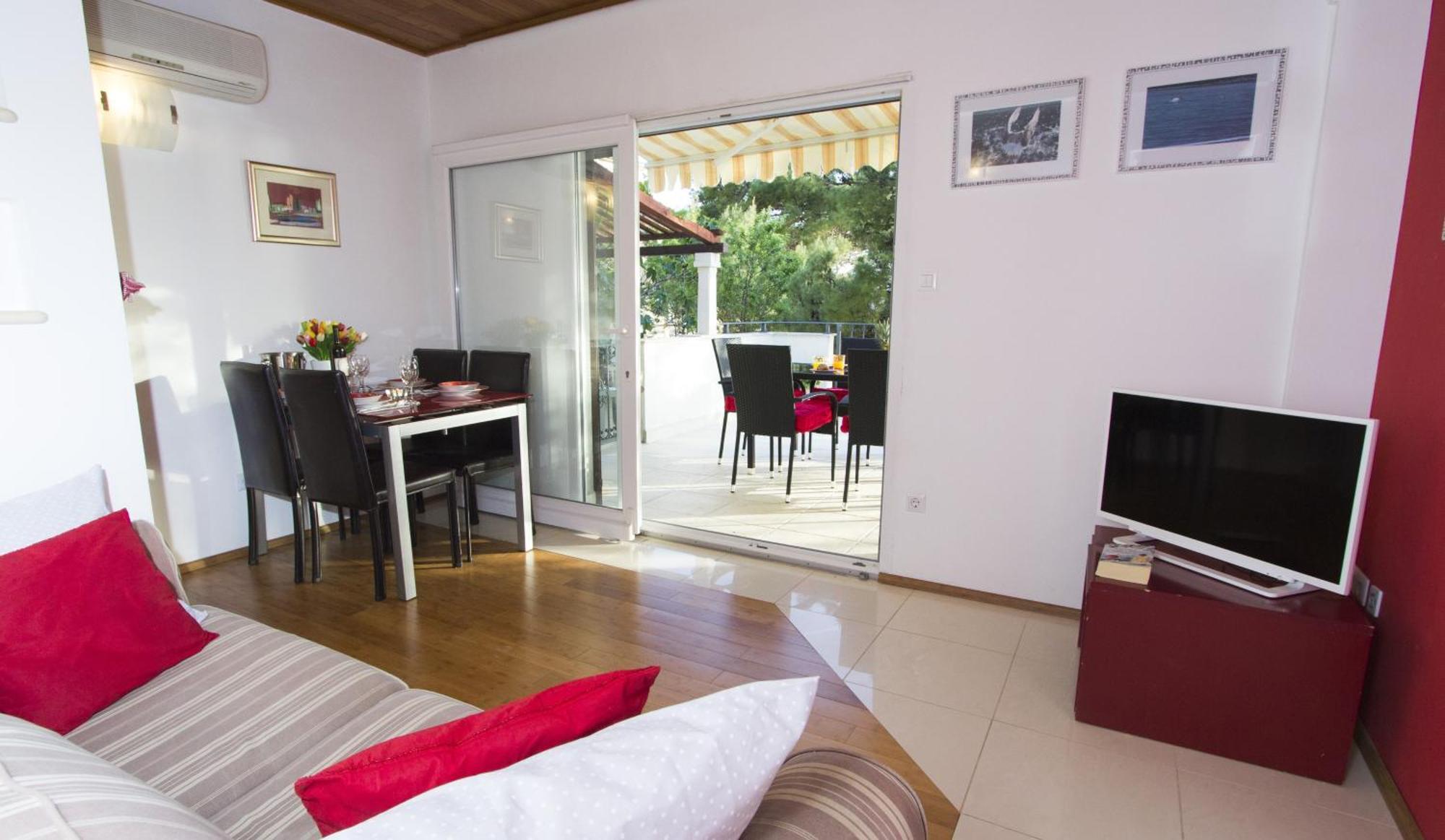 Apartments by the sea Brela, Makarska - 11821 Rum bild